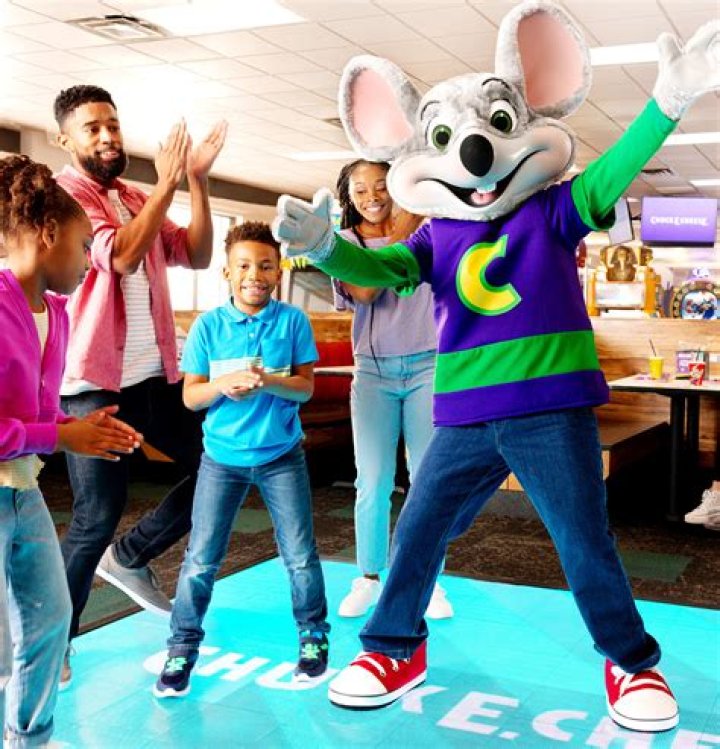 Can a 13 year old work at Chuck E Cheese?