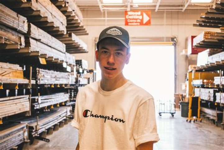 Can a 14 year old work at Foot Locker?
