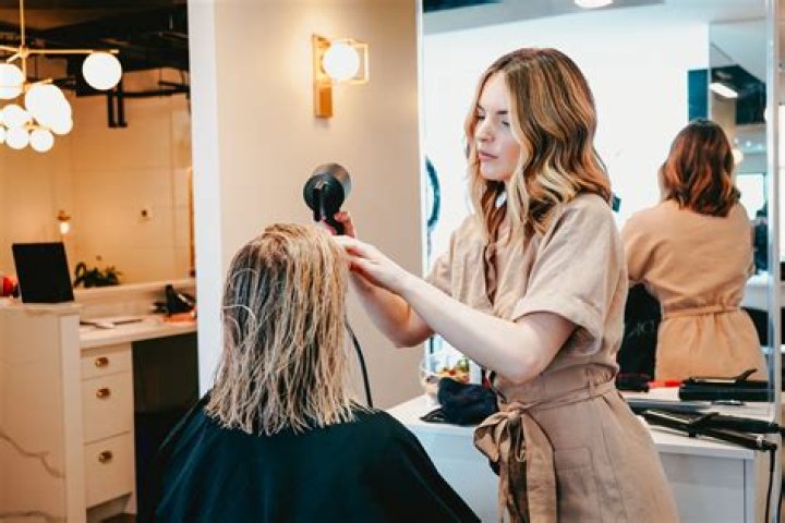 What do hairdressers make per hour?